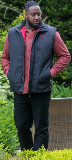 D555 FELIPE Zip Through Padded Gilet With Contrast Colour Lining And Rubber Badge Black - Jassen - Grote Maten Herenjassen