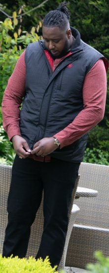 D555 FELIPE Zip Through Padded Gilet With Contrast Colour Lining And Rubber Badge Black - Jassen - Grote Maten Herenjassen