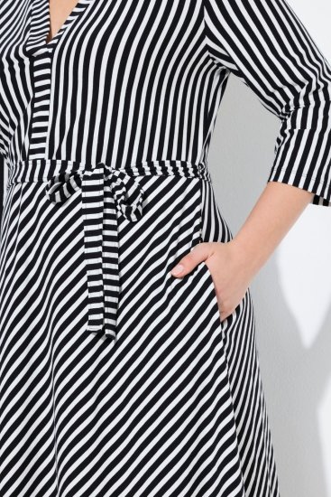Ulla Popken 848052 Gestreepte midi-jurk met strikceintuur Zwart - Midi jurken - Midi jurken in grote maten