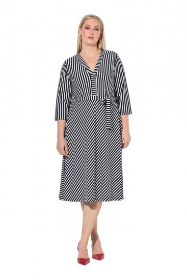 Ulla Popken 848052 Gestreepte midi-jurk met strikceintuur Zwart - Midi jurken - Midi jurken in grote maten