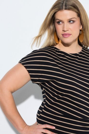 Ulla Popken 848921 Gestreepte jersey jurk met strikceintuur Zwart - Maxi jurken - Maxi jurken in grote maten