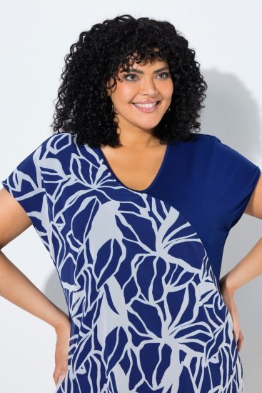 Ulla Popken 849033 Chiffon jurk met korte mouwen en V-hals Donkerblauw - Kleedjes - Jurken in alle maten