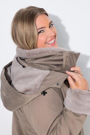 Ulla Popken 850509 Jas van imitatiebont Taupe - Jassen - Damesjassen in grote maten