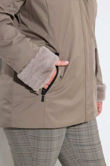 Ulla Popken 850509 Jas van imitatiebont Taupe - Jassen - Damesjassen in grote maten