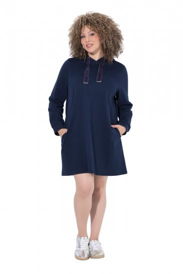 Ulla Popken 853652 Fluwelen jurk met capuchon Donkerblauw - Avondjurken - Avondjurken in grote maten