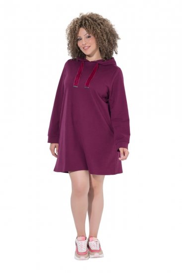 Ulla Popken 853652 Sweatjurk met lange mouwen en capuchon Bessenrood - Kleedjes - Jurken in alle maten