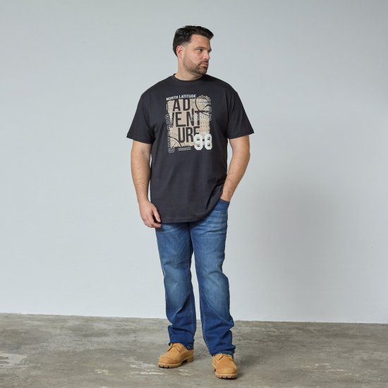 North Latitude Adventure 98 Graphic Tee Zwart - TALL T-shirts - TALL T-Shirts Heren