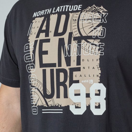 North Latitude Adventure 98 Graphic Tee Zwart - T-shirts - Grote Maten T-shirts Heren